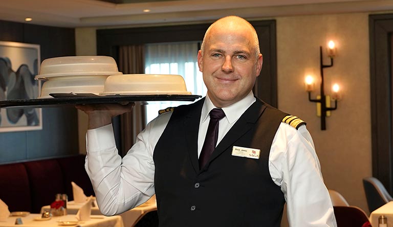A couple enjoying drinks in the Britannia Lounge on Spirit of Discovery